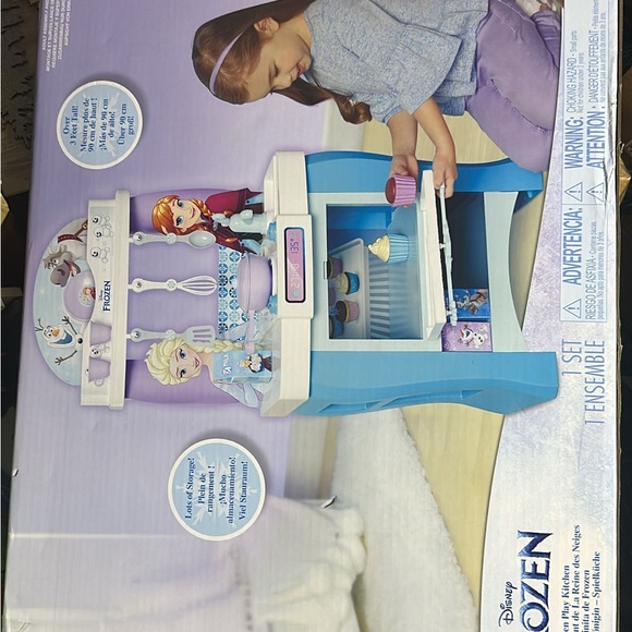 Disney Frozen Play Kitchen - Picture 2 of 5